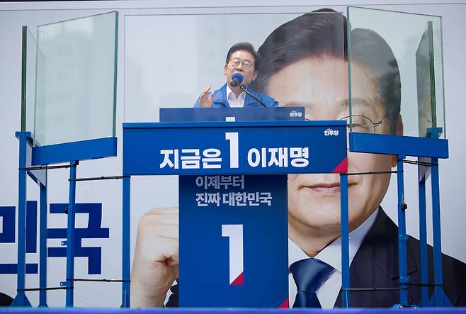 이재명 더불어민주당 대통령 후보가 31일 오후 경기도 평택시 배다리생태공원에서 시민들에게 지지를 호소하고 있다. /뉴스1