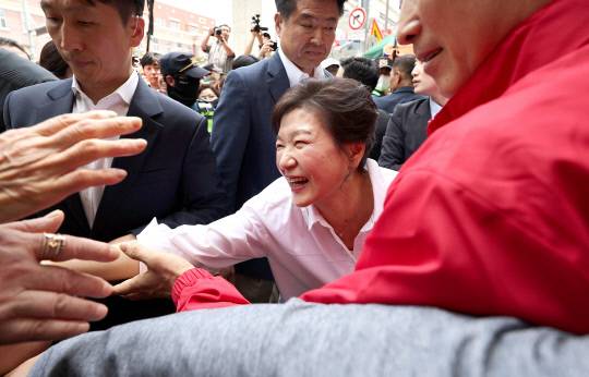 박근혜 전 대통령이 31일 오후 대구 중구 서문시장을 방문해 시민들에게 인사하고 있다. 연합뉴스