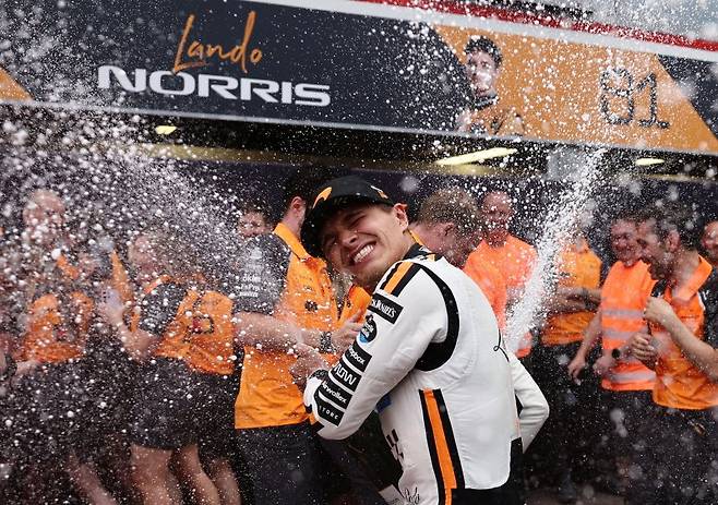 F1 8라운드에서 우승한 랜도 노리스(맥라렌)이 관계자들과 축하하고 있다. 연합뉴스