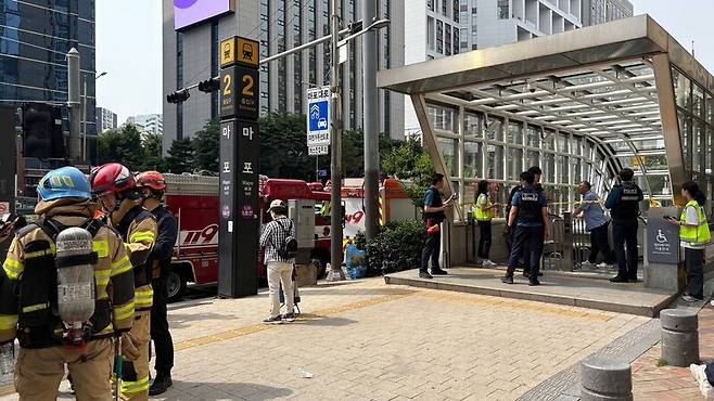 31일 서울 지하철 5호선 여의나루역~마포역에서 열차 내 화재가 발생한 뒤 소방과 경찰이 현장을 통제하고 있다. 이나영 기자