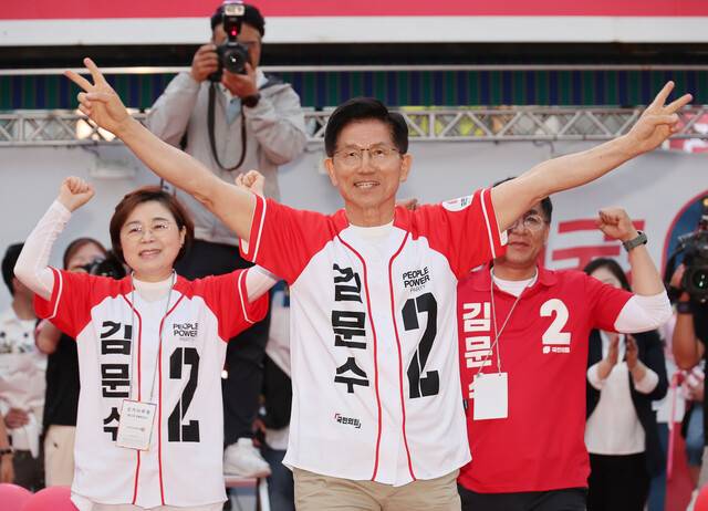 김문수 국민의힘 대통령 후보가 31일 경북 포항시 북포항우체국 앞에서 열린 집중유세에서 지지를 호소하고 있다. 연합뉴스