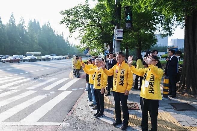 권영국 후보가 30일 창원국가산단 현대로템 정문 앞 삼거리 앞에서 출근길 유세를 하고 있다. (민주노동당)