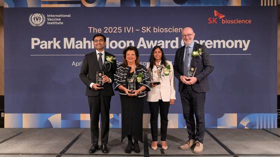 지난달 30일 SK바이오사이언스가 후원하고 국제백신연구소가 주최하는 2025년 박만훈상 시상식에서 수상자들이 기념 촬영을 하고 있다. 사진 왼쪽부터 아난다 산카 반디요파디야 박사, 루이자 헬레나 트라자노 대표, 스베타 자넘팔리 대표, 스베타 자넘팔리 교수. 사진 SK바이오사이언스