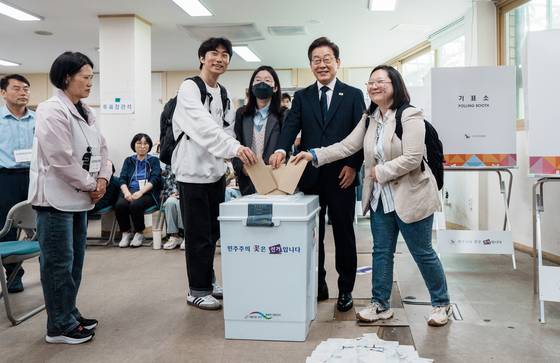 이재명 더불어민주당 후보가 29일 서울 서대문구 신촌동 주민센터 투표소에서 청년들과 함께 제21대 대통령선거 사전투표를 하고 있다. 김성룡 기자