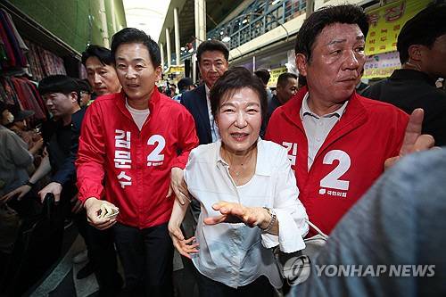 박근혜 전 대통령이 31일 오후 대구 중구 서문시장을 방문해 시민들에게 인사하고 있다. 연합뉴스