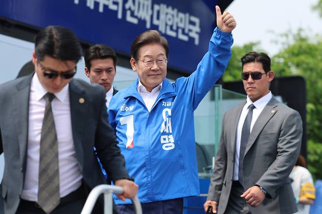 더불어민주당 이재명 대선 후보가 선거를 사흘 앞둔 마지막 주말인 31일 경기 평택시 배다리생태공원에서 열린 평택·오산·안성시 유세에서 시민들에게 인사하고 있다. 연합뉴스