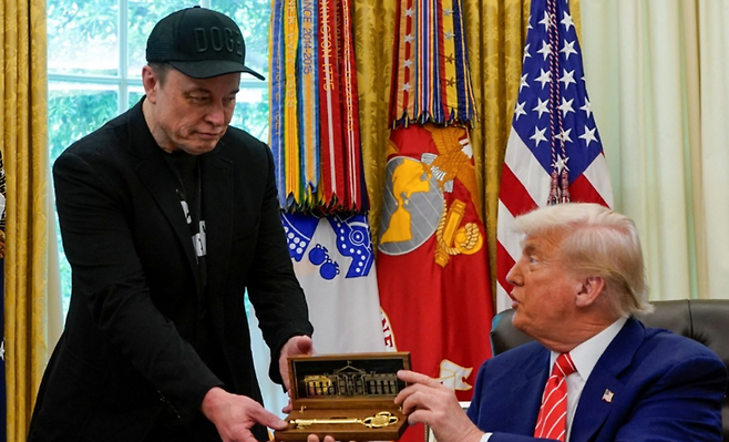 머스크에게 '황금 열쇠' 선물하는 트럼프 대통령 / 사진=로이터 연합뉴스