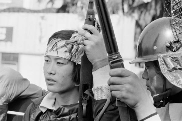 ▲1980년 5월 시민군 모습. 촬영자=이창성, 사진=5·18기념재단