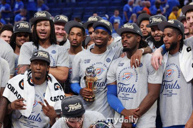 오클라호마시티 선수들이 서부 콘퍼런스 우승을 확정한 후 함께 기뻐하고 있다. /게티이미지코리아