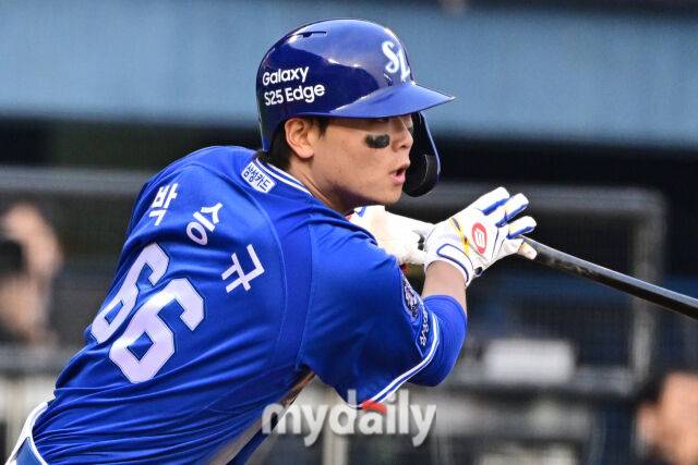 31일 서울 잠실야구장에서 열린 '2025 신한 SOL BANK KBO리그' 삼성 라이온즈와 LG 트윈스 경기.삼성 박승규가 6회초 2사 1루에 안타를 치고 있다./잠실=한혁승 기자