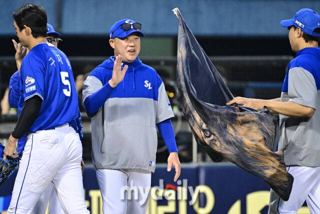 31일 서울 잠실야구장에서 열린 '2025 신한 SOL BANK KBO리그' 삼성 라이온즈와 LG 트윈스 경기.삼성이 4-2로 LG에 승리한 뒤 기뻐하고 있다. 미소짓는 삼성 박진만 감독./잠실=한혁승 기자