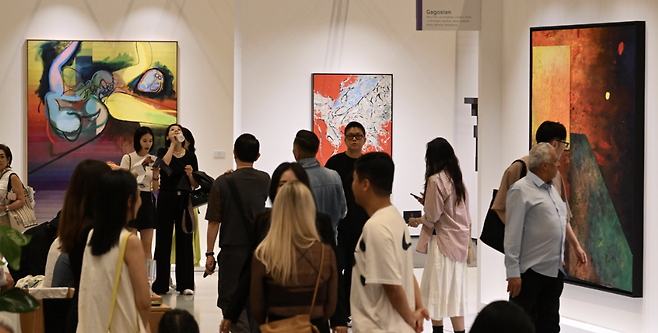 프리즈 서울 2024 개막일인 지난 9월 서울 코엑스 전시장을 찾은 관람객들이 작품을 살펴보고 있다. 임세준 기자.