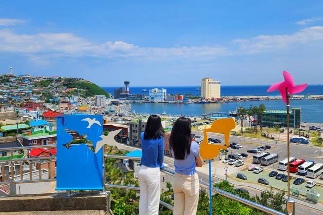 탁 트인 ‘별빛마을’ 포토존에서 바다를 바라보는 관광객. 동해문화관광재단