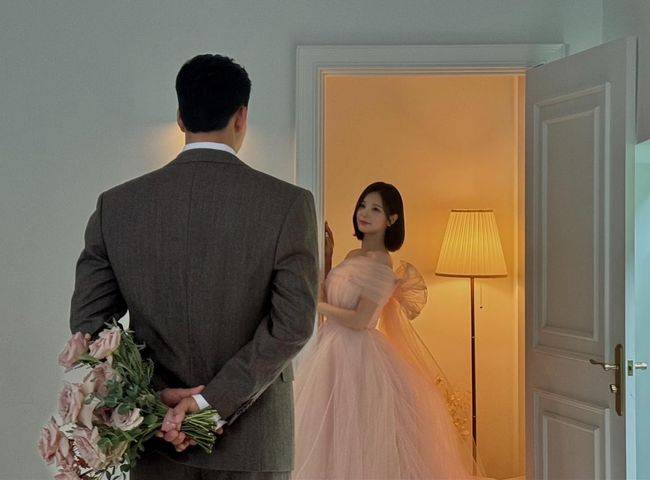 지난해 15살 연상의 사업가와 결혼한 소희