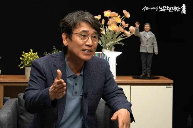 ▲유시민 전 노무현재단 이사장이 30일 밤 노무현재단 유튜브 방송을 통해 국민의힘 김문수 대선후보 배우자 설난영 씨를 자신이 비난한 일에 대해 해명하고 있다. ⓒ노무현재단 유튜브 채널 갈무리