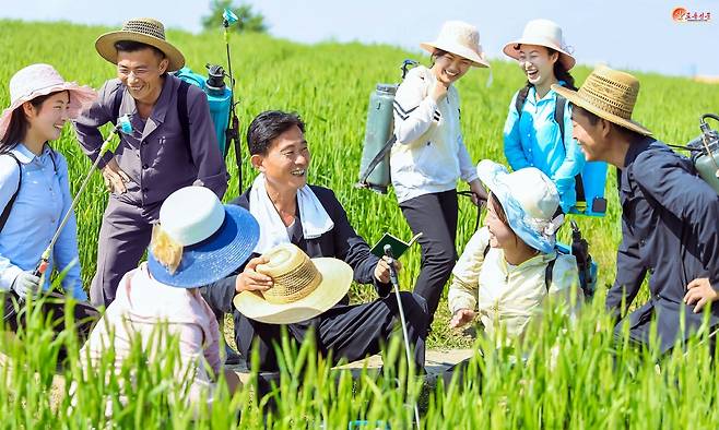 북한 노동당 기관지 노동신문은 26일 농업부문 일꾼들에게 "격식없는 정치사업으로 농장원들의 열의를 북돋아줘야 한다"라면서 신의주시를 조명했다.
