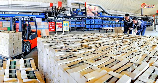 북한 노동당 기관지 노동신문은 27일 "중산 투쟁의 불길 높이 건재품 생산을 힘있게 내밀고 있다"라면서 평양건재공장을 조명했다.