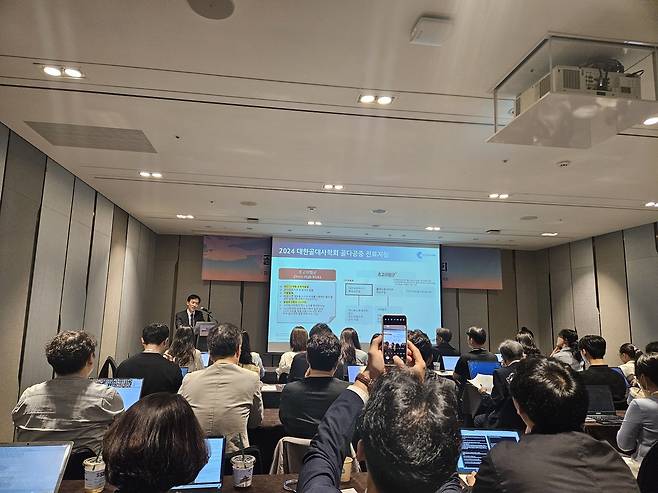 공현식 대한골대사학회 총무이사가 30일 그랜드 워커힐 서울에서 열린 기자간담회에서 ‘골형성촉진제’의 우선 투여 효과에 대해 설명하고 있다. 이진우 기자