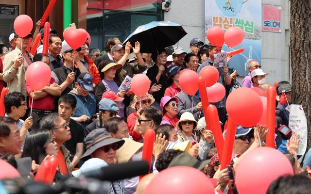 여주 시민들이 30일 오후 경기도 여주시청 앞에서 열린 김문수 국민의힘 대선 후보 유세를 지켜보고 있다. 여주=성형주 기자