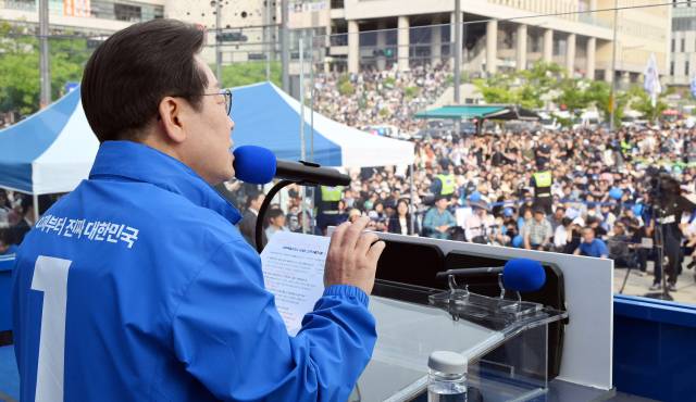 이재명 더불어민주당 대선 후보가 대선을 사흘 앞둔 31일 세종시 어반아트리움 앞에서 유권자들에게 지지를 호소하고 있다. 세종=오승현 기자 2025.05.31