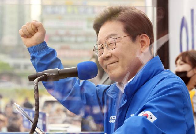 이재명 더불어민주당 대선 후보가 대선을 사흘 앞둔 31일 세종시 어반아트리움 앞에서 유권자들에게 지지를 호소하고 있다. 세종=오승현 기자 2025.05.31