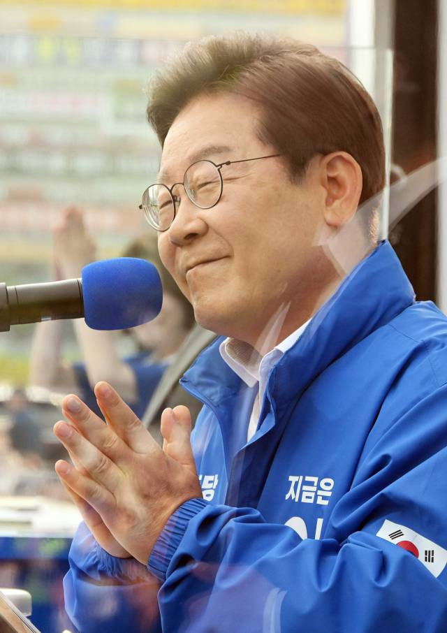 이재명 더불어민주당 대선 후보가 대선을 사흘 앞둔 31일 세종시 어반아트리움 앞에서 유권자들에게 지지를 호소하고 있다. 세종=오승현 기자 2025.05.31