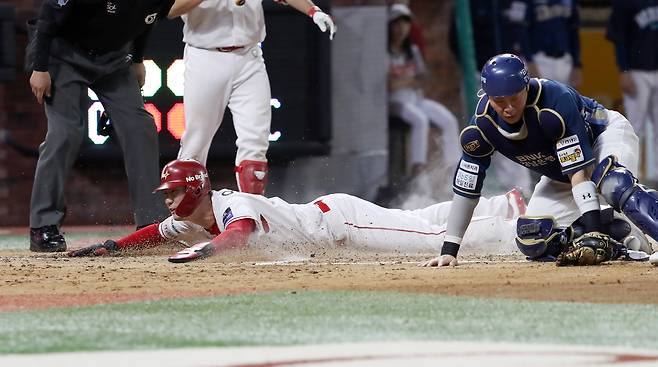 SSG 오태곤이 29일 인천 NC전 5회말 홈 스틸로 득점하고 있다. SSG 랜더스 제공