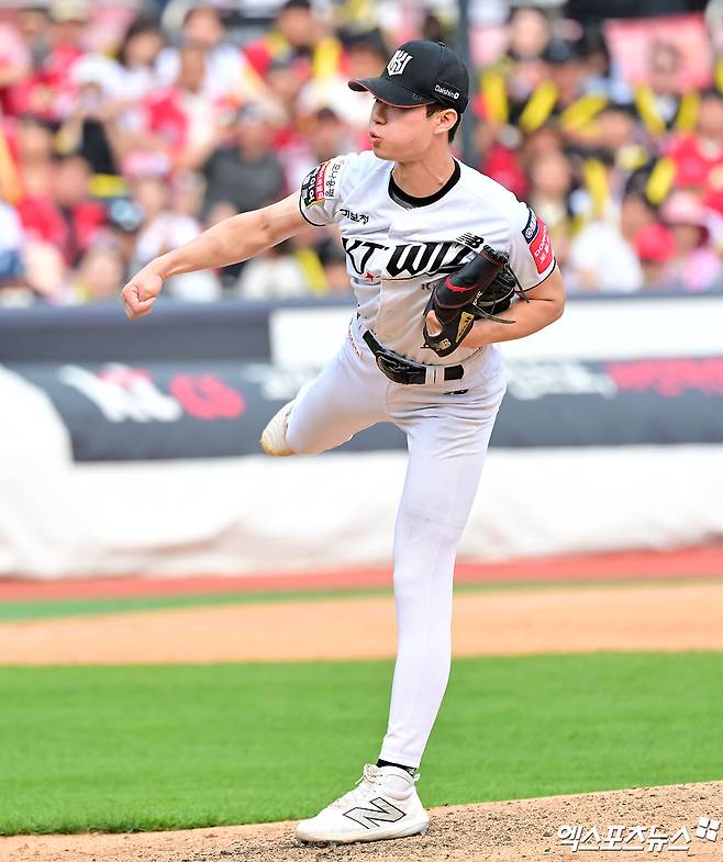 31일 오후 수원KT위즈파크에서 열린 '2025 신한 SOL Bank KBO리그' KIA 타이거즈와 KT 위즈의 경기, 8회초 1사 1,2루 KT원상현이 공을 힘차게 던지고 있다. 수원, 김한준 기자