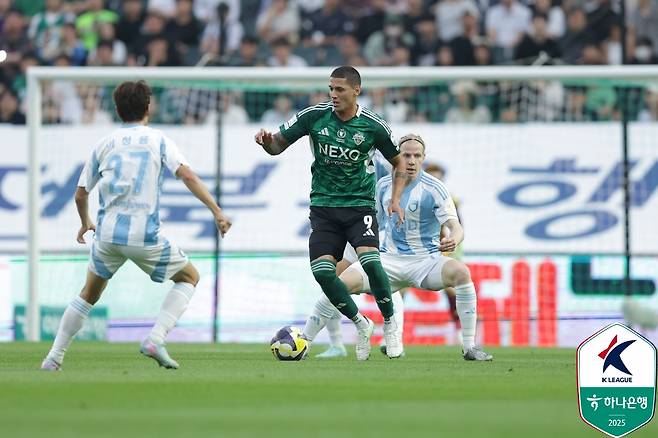 전북이 31일 전주월드컵경기장에서 열린 울산HD와의 '하나은행 K리그1 2025' 17라운드 '현대가 더비' 맞대결에서 박진섭의 극적인 역전 골로 3-1로 승리했다. 한국프로축구연맹