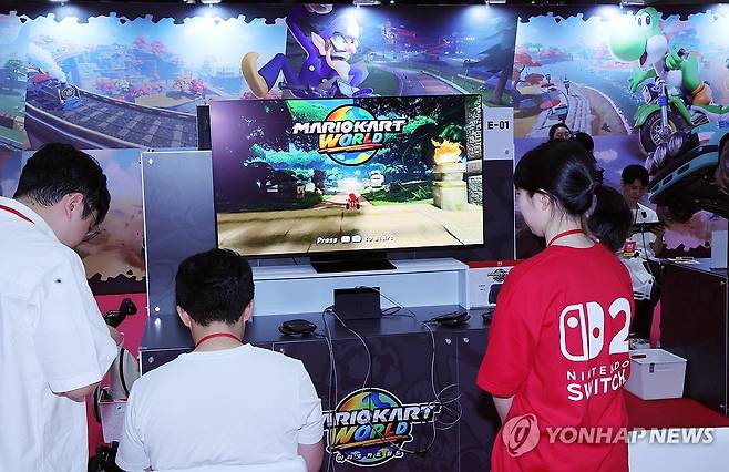 '닌텐도 스위치2' 체험 (고양=연합뉴스) 김병만 기자 = 31일 경기도 고양 킨텍스 제1전시장에서 게임 마니아들이 '닌텐도 스위치 2'를 직접 체험하고 있다. '닌텐도 스위치 2'는 닌텐도가 8년 만에 내놓는 '닌텐도 스위치' 후속 야심작이다.2025.5.31 kimb01@yna.co.kr