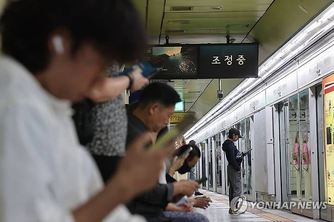 5호선 마포역, 화재로 한때 운행 중지 (서울=연합뉴스) 임화영 기자 = 31일 방화로 인해 열차 운행이 한때 중지된 서울 지하철 5호선 마포역이 2시간만에 정상 운행했지만 열차 정보 모니터는 여전히 조정 준비하는 모습을 보이고 있다.
이날 오전 8시 43분께 5호선 여의나루역∼마포역 사이 지하철 내에서 방화로 인한 화재가 발생했다.
승객 400여명이 터널을 통해 대피했고, 이 중 21명이 연기흡입과 발목 골절 등으로 병원에 이송됐다.
10시 24분께 화재가 완전히 진압됐으며 한때 열차가 마포역과 여의나루역을 무정차 통과하고 여의도역∼애오개역 구간 운행이 중단됐다가 10시 6분께 정상 운행이 재개됐다. 2025.5.31 hwayoung7@yna.co.kr