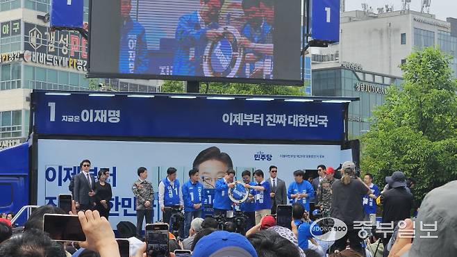 31일 유세 현장에선 김현정 국회의원(평택병)이 '대한민국호를 잘 이끌어 달라'는 의미로 조타기를 이 후보에게 전달하고 있다 류제현기자