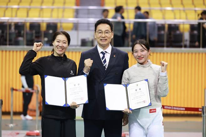 31일 전북 익산실내체육관에서 열린 대회 2일째 2025 펜싱 국가대표선수 선발대회 여자 사브르서 우승한 안산시청의 김정미(오른쪽부터)가 이현수 감독과 팀 동료 서지연과 함께 기념사진을 찍고 있다. 사진=안산시청