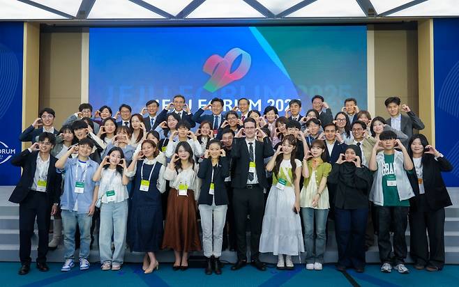 제20회 제주포럼 폐회식이 끝나고, 참석자들이 기념촬영을 하고 있다.