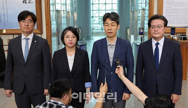 윤건영 더불어민주당 의원을 비롯한 국회 행정안전위원회 소속 의원들이 1일 서울 서대문구 경찰청을 찾아 댓글 부대 운영 리박스쿨 관련 항의 방문을 마친 뒤 발언하고 있다.(사진=뉴스1)