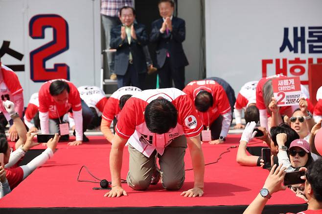 국민의힘 김문수 대선 후보가 1일 경기도 수원컨벤션센터 광장에서 열린 유세에서 지지를 호소하고 있다.(사진=연합뉴스)