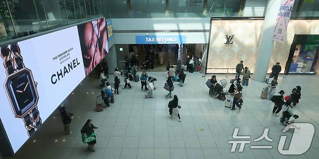 인천국제공항 제1터미널 면세점에서 관광객들이 쇼핑을 하고 있다. 2025.3.10/뉴스1 ⓒ News1 김진환 기자