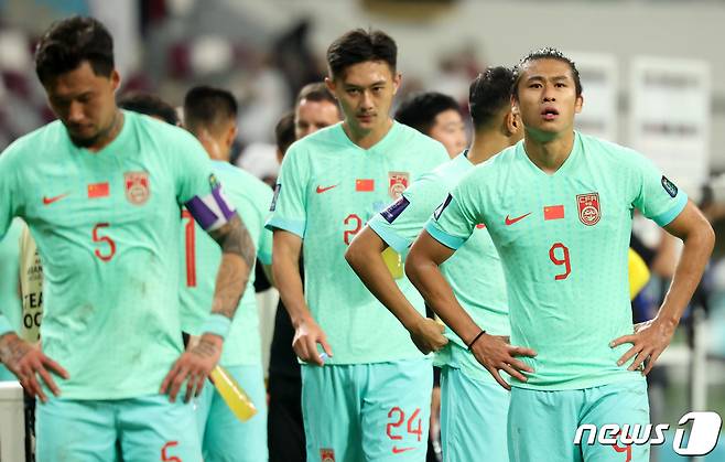 중국 장 유닝이 22일(현지시간) 카타르 도하 칼리파 인터내셔널 스타디움에서 열린 2023 아시아축구연맹(AFC) 카타르 아시안컵 조별리그 A조 조별리그 3차전 카타르와 중국의 경기에서 0-1로 패배한 후 아쉬워하고 있다. 2024.1.23/뉴스1 ⓒ News1 김성진 기자