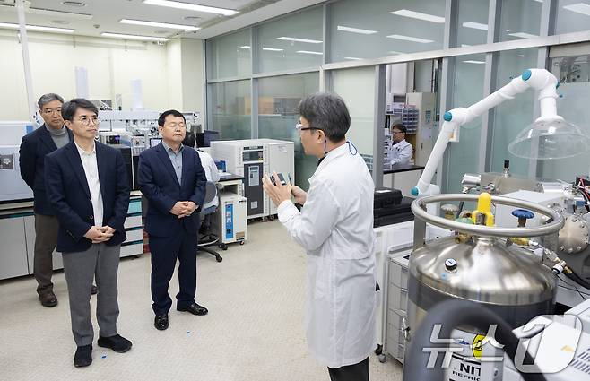 김완섭 환경부장관이 대전 대덕구 소재 한국수자원공사 본사를 방문해 먹는 물 수질 검사 현황을 점검하고,있다. (환경부 제공) 2025.1.6/뉴스1