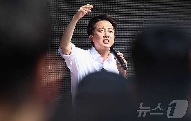 이준석 개혁신당 대통령 후보가 1일 경기 화성시 동탄호수공원을 찾아 지지를 호소하고 있다. 2025.6.1/뉴스1 ⓒ News1 김도우 기자