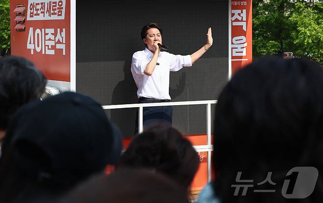 이준석 개혁신당 대통령 후보가 1일 경기 화성시 동탄호수공원을 찾아 지지를 호소하고 있다. 2025.6.1/뉴스1 ⓒ News1 김도우 기자