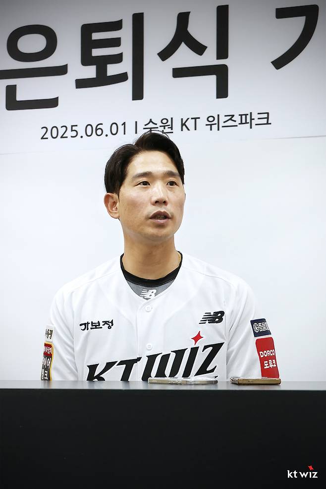 박경수 코치가 은퇴식 기자회견에서 질의 응답을 하고 있다. 사진 | KT 위즈