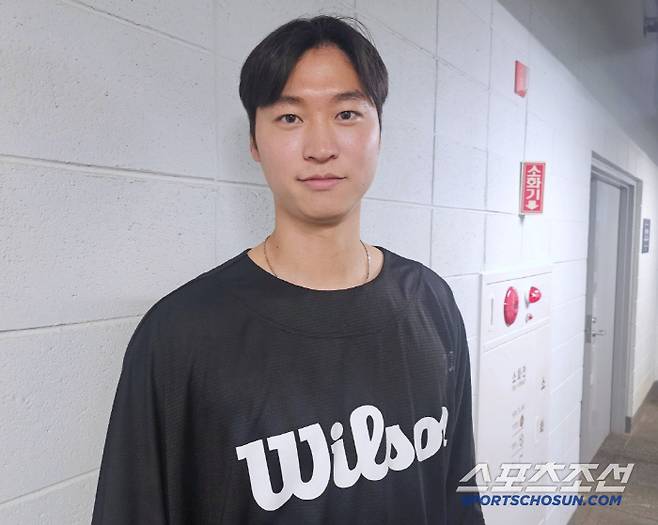 5월31일 창원NC파크에서 열린 NC 다이노스와 경기를 마친 뒤 취재진과 인터뷰하는 엄상백. 창원=이종서 기자