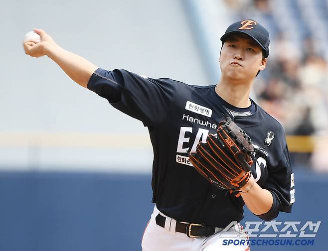 31일 창원 NC파크에서 열린 한화-NC전. 1회말 1사 1루 박민우가 사구 후 엄상백 옆으로 지나가고 있다. 창원=정재근 기자 cjg@sportschosun.com/2025.5.31/