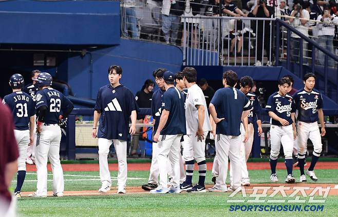 1일 고척돔에서 열린 KBO리그 키움과 두산의 경기. 키움이 두산에 1대 0으로 승리했다. 경기 종료 후 그라운드를 나서는 두산 선수들. 고척=송정헌 기자songs@sportschosun.com/2025.06.01/