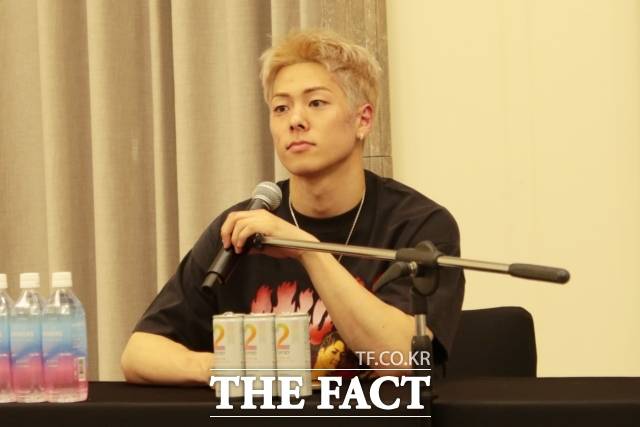 일본 종합격투기 신성 미우라 코타가 31일 인천 중구 운서동 파라다이스시티에서 열린 '라이진 월드 시리즈 인 코리아' 제3경기를 마치고 기자회견장에 참석해 취재진 질문을 듣고 있다. /인천=이상빈 기자