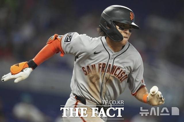 이정후가 1일(한국시간) 마이애미전에서 3회초 유격수 쪽 내야 안타를 때린 뒤 1루로 전력 질주하고 있다. /마이애미=AP.뉴시스