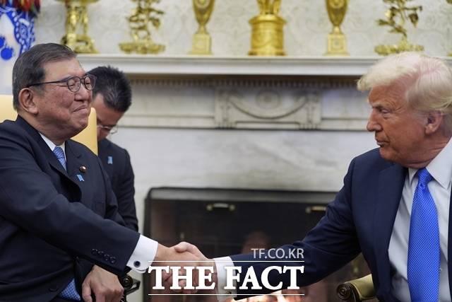 1일 요미우리신문은 "이시바 시게루 총리는 6월 중순 캐나다에서 개최되는 G7 정상회의 직전의 미국을 방문해 트럼프 대통령과 회담하는 방안을 검토하기 시작했다"고 보도했다. 이시바 시게루(왼쪽) 일본 총리와 도널드 트럼프 미국 대통령이 지난 2월 7일 백악관 집무실에서 회담 전 악수하고 있다. /워싱턴=AP.뉴시스
