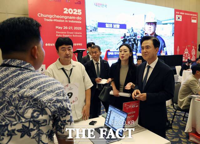 지난달 27일 인도네시아 자카르타 쉐라톤 호텔에서 열린 충남해외시장개척단 수출상담회에 참석한 김태흠 충남도지사(오른쪽)가 현지 바이어에게 충남 제품의 우수성을 홍보하고 있다. /충남ㄷ