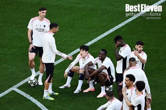 챔피언스리그 결승전을 앞두고 훈련 중인 파리 생제르맹 선수단. 가운데 앉아 있는 이강인의 출전 여부에 팬들의 이목이 집중되고 있다 ⓒGetty Images